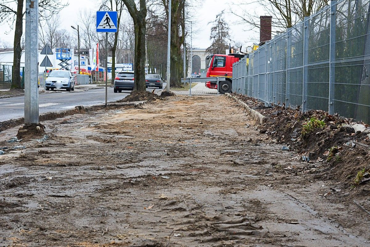 Remontują chodnik na Dolnych Młynach. Znikną wielkie bajora?