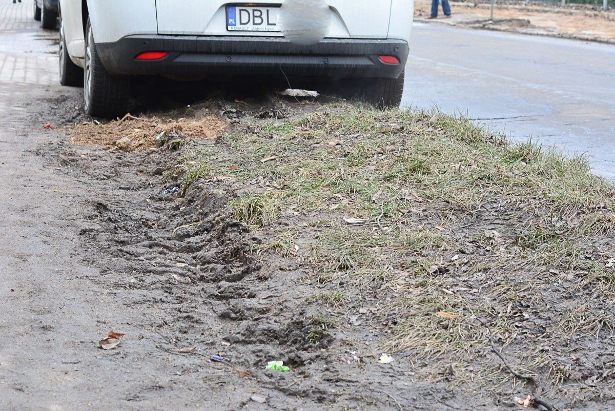 Remontują chodnik na Dolnych Młynach. Znikną wielkie bajora?