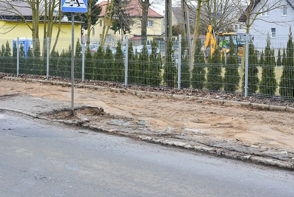 Remontują chodnik na Dolnych Młynach. Znikną wielkie bajora?