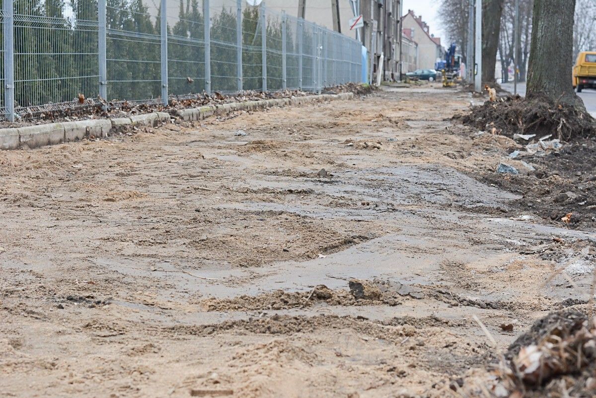 Remontują chodnik na Dolnych Młynach. Znikną wielkie bajora?