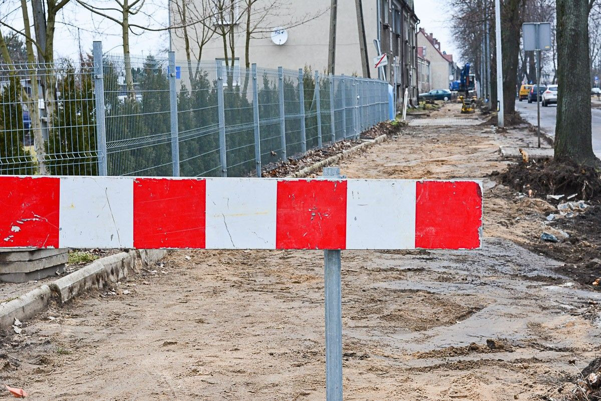 Remontują chodnik na Dolnych Młynach. Znikną wielkie bajora?