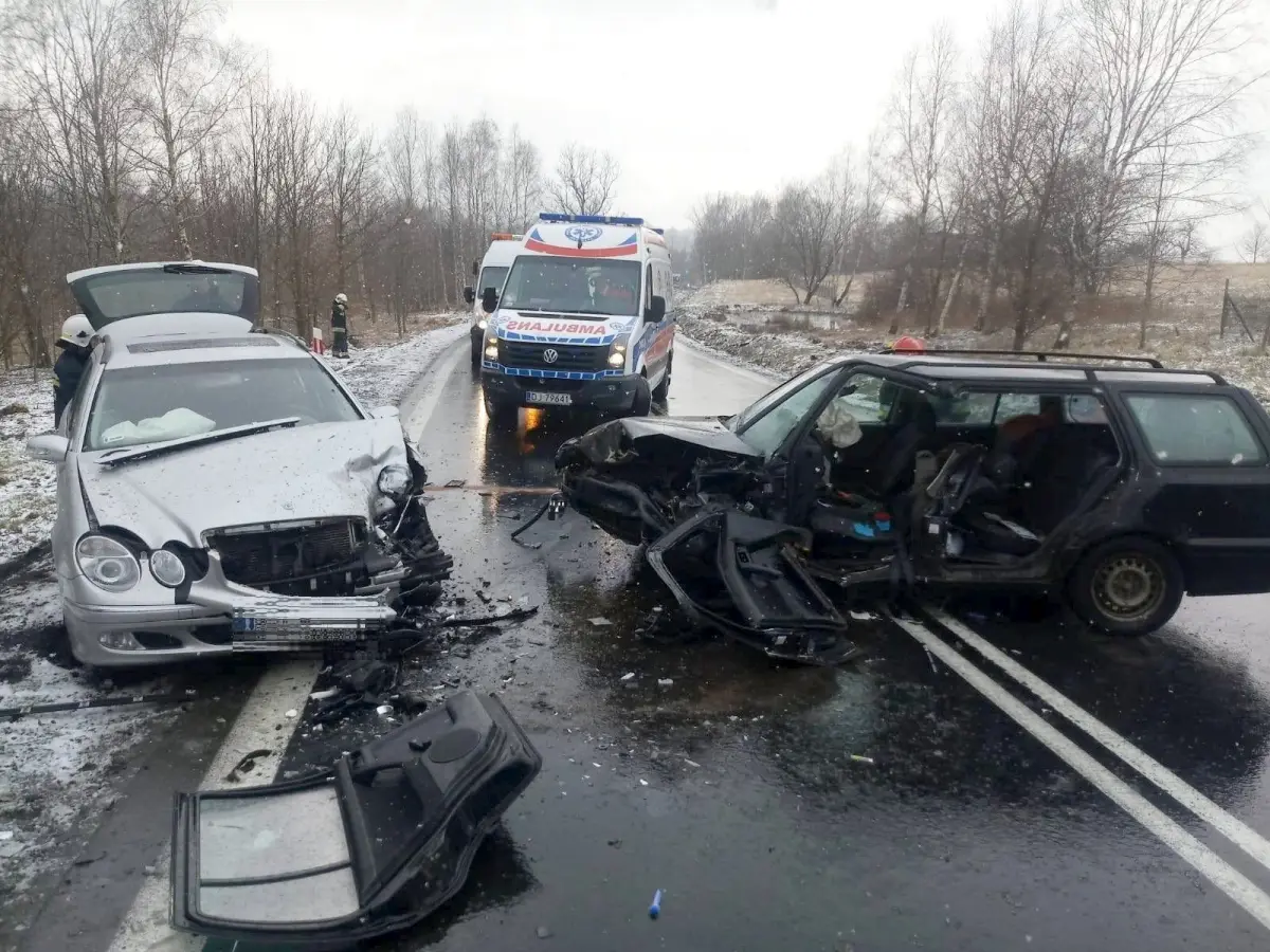 Zderzenie trzech aut koło Chmielenia