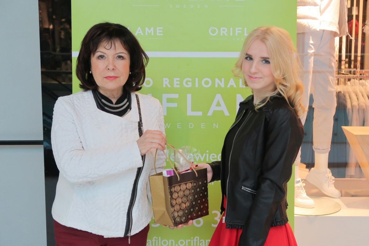 Anika Fiłon z Oriflame wręcza upominki naszej uczestniczce Metamorfoz