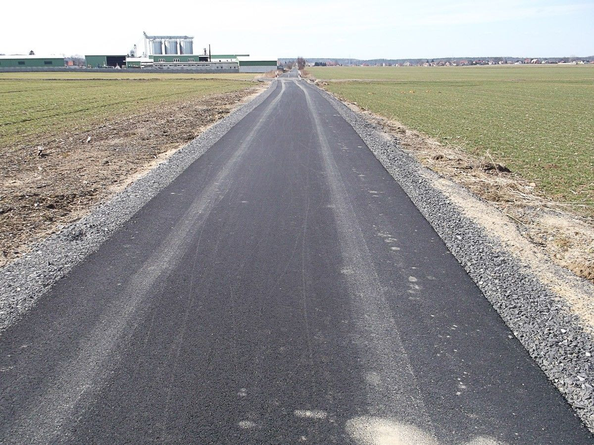 Autami i maszynami rolniczymi rozjeżdżają nowiutką ścieżkę rowerową