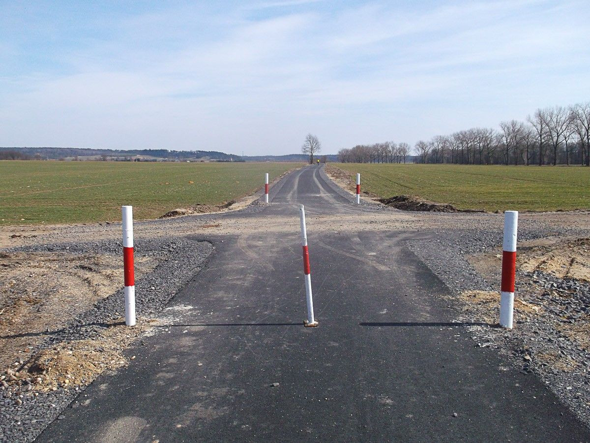 Autami i maszynami rolniczymi rozjeżdżają nowiutką ścieżkę rowerową