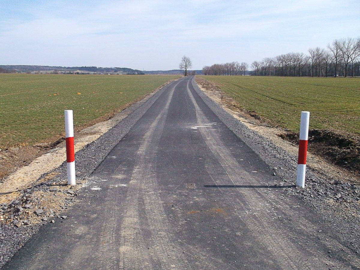 Autami i maszynami rolniczymi rozjeżdżają nowiutką ścieżkę rowerową
