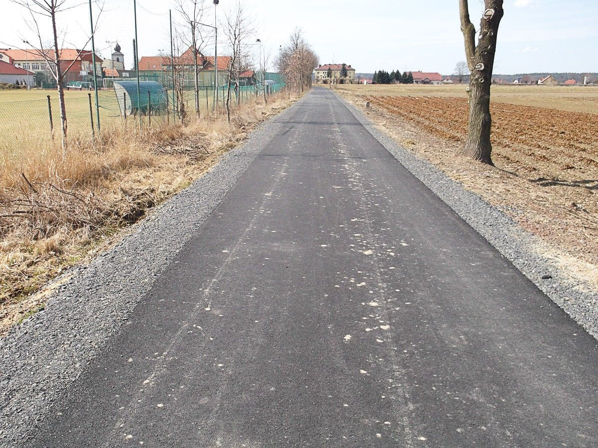 Autami i maszynami rolniczymi rozjeżdżają nowiutką ścieżkę rowerową
