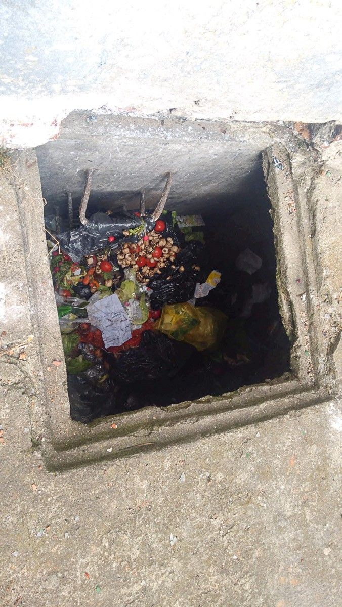 Czytelnik o terenie przy Dino w Iwinach: „JEDEN WIELKI ŚMIETNIK!!!”