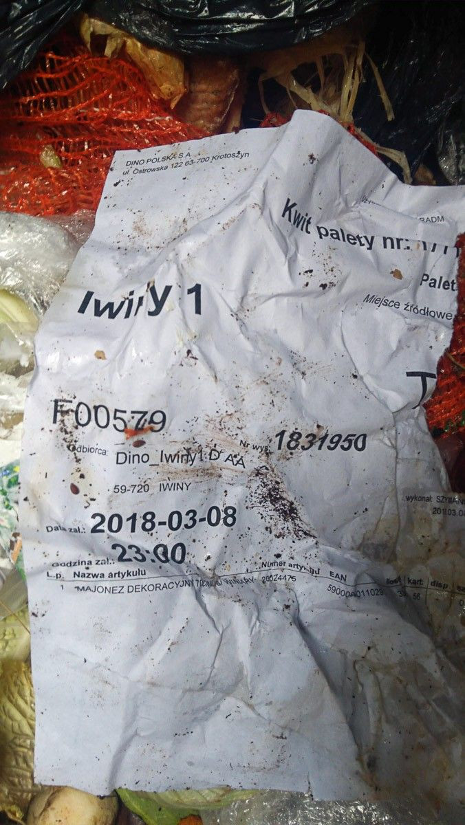 Czytelnik o terenie przy Dino w Iwinach: „JEDEN WIELKI ŚMIETNIK!!!”