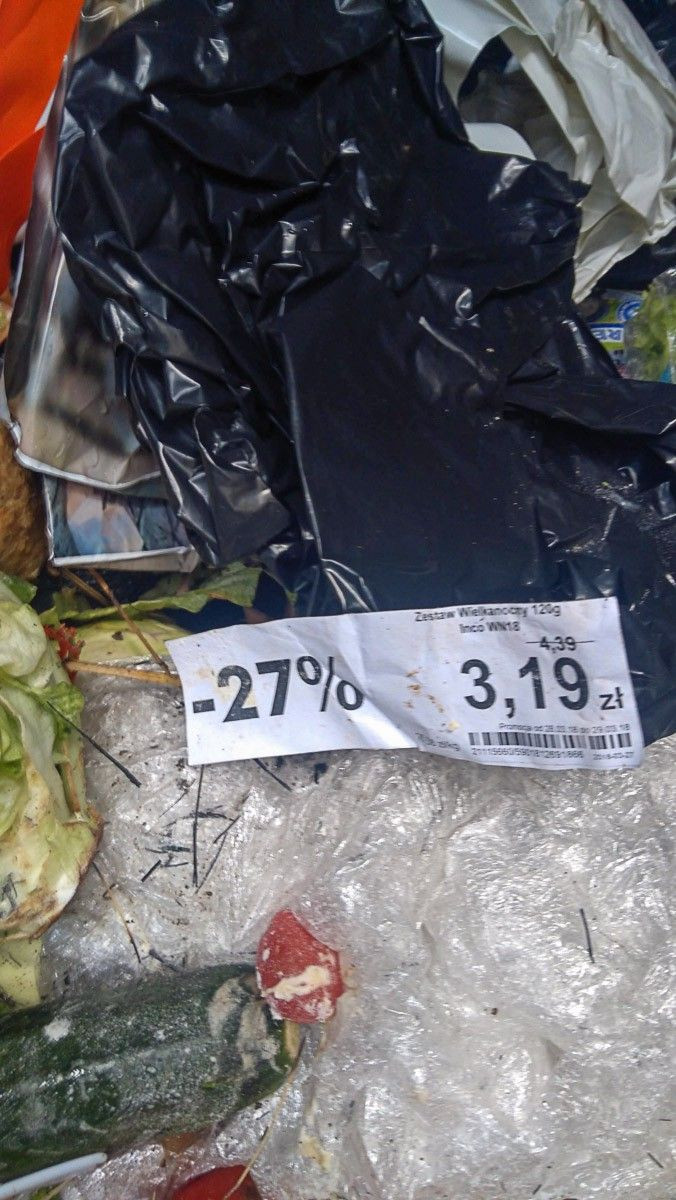 Czytelnik o terenie przy Dino w Iwinach: „JEDEN WIELKI ŚMIETNIK!!!”