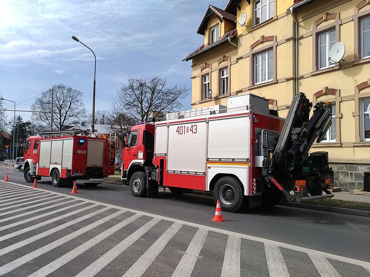 Akcja straży na Wesołej. Dwie osoby poszkodowane