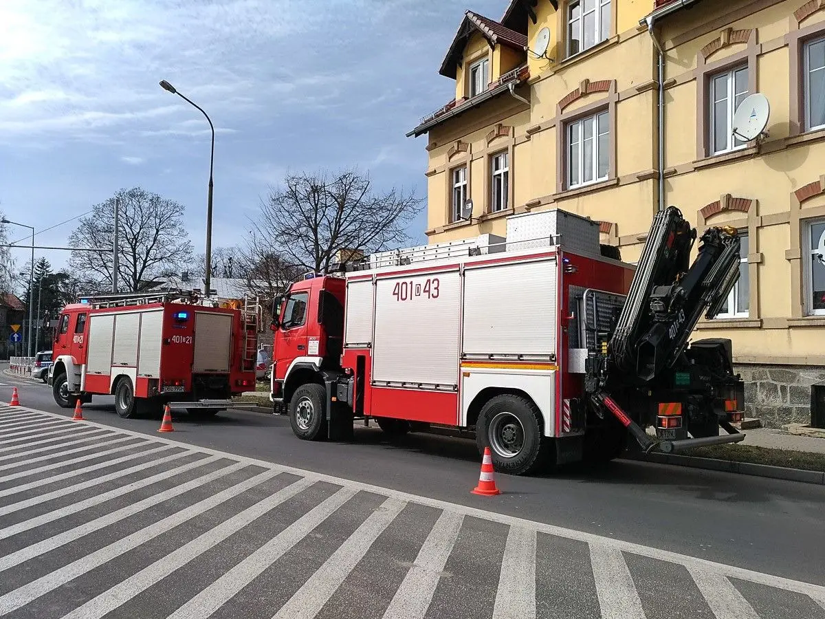 Akcja straży na Wesołej. Dwie osoby poszkodowane