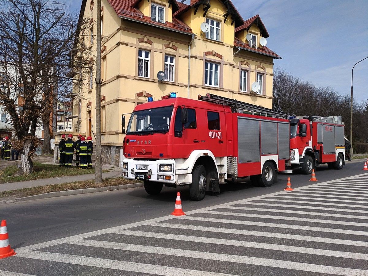 Akcja straży na Wesołej. Dwie osoby poszkodowane