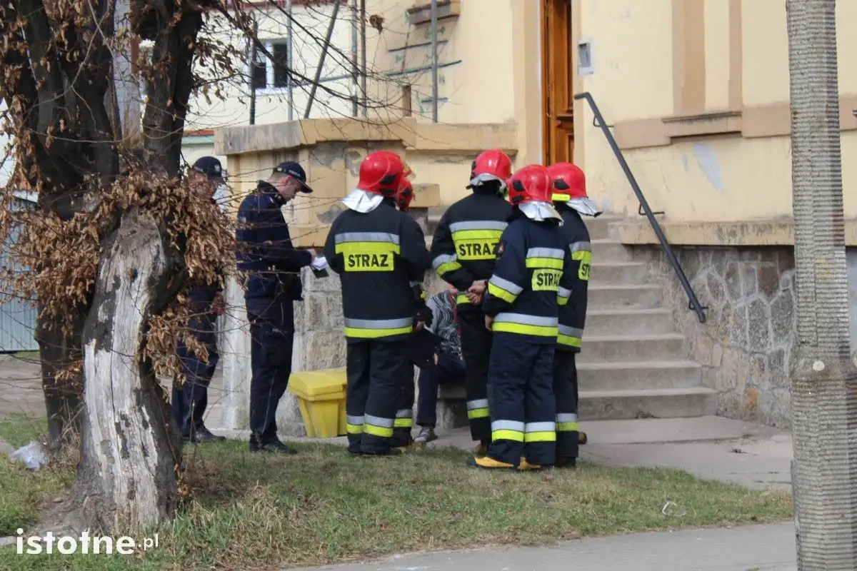 Akcja straży na Wesołej. Dwie osoby zatruły się tlenkiem węgla