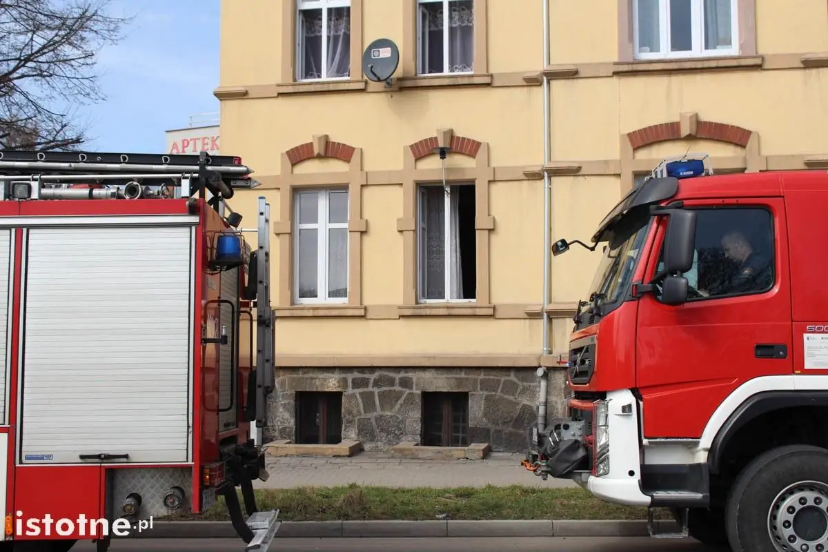 Akcja straży na Wesołej. Dwie osoby zatruły się tlenkiem węgla