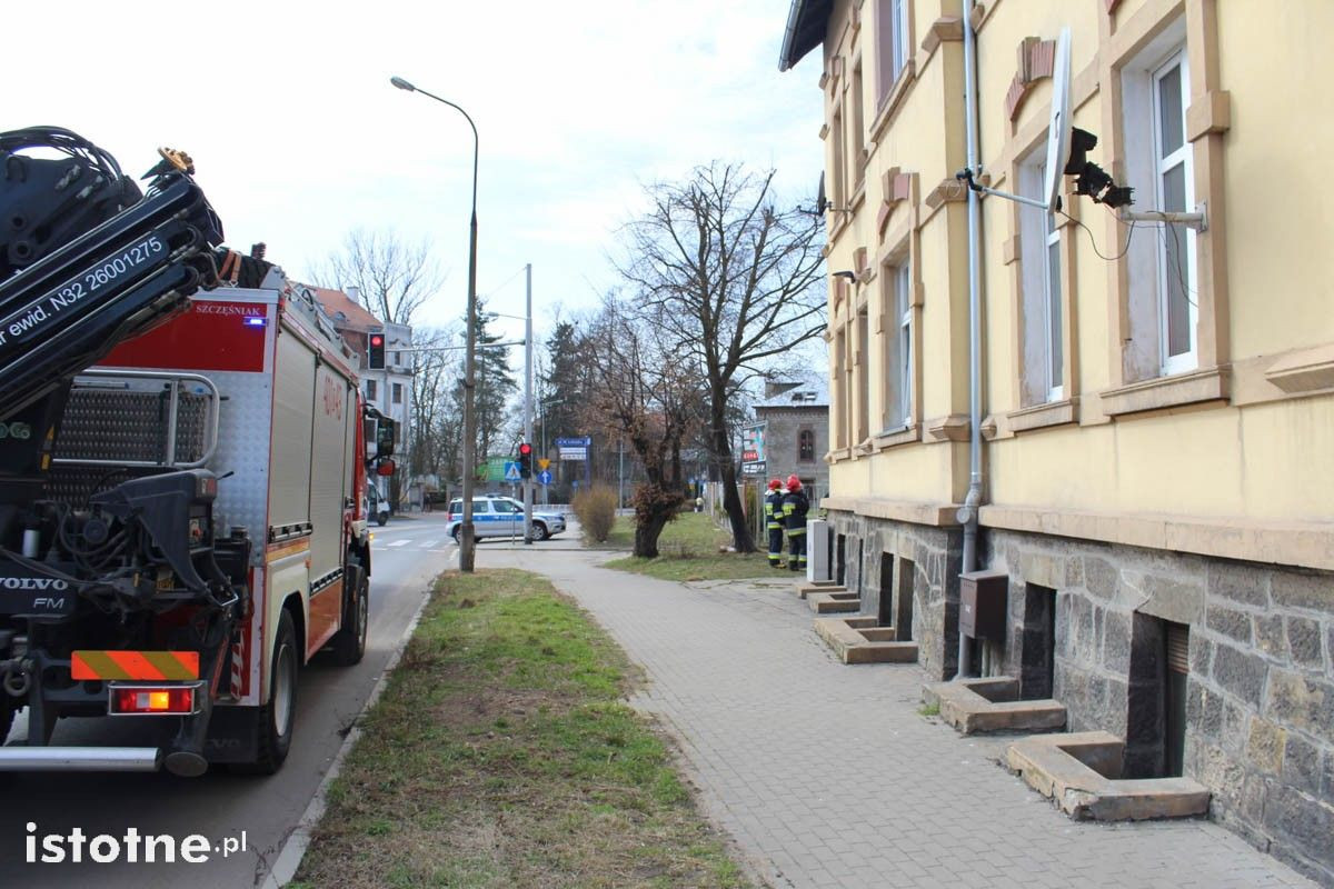 Akcja straży na Wesołej. Dwie osoby zatruły się tlenkiem węgla