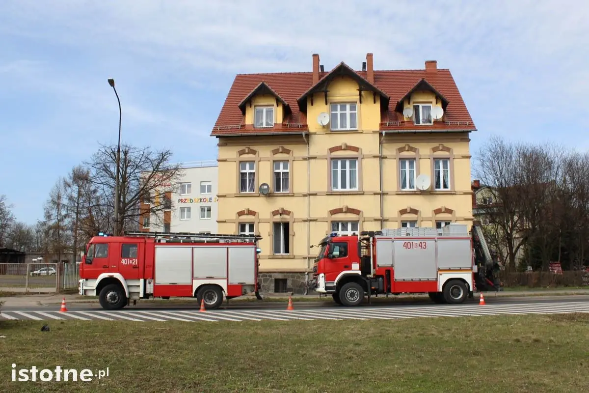 Akcja straży na Wesołej. Dwie osoby zatruły się tlenkiem węgla