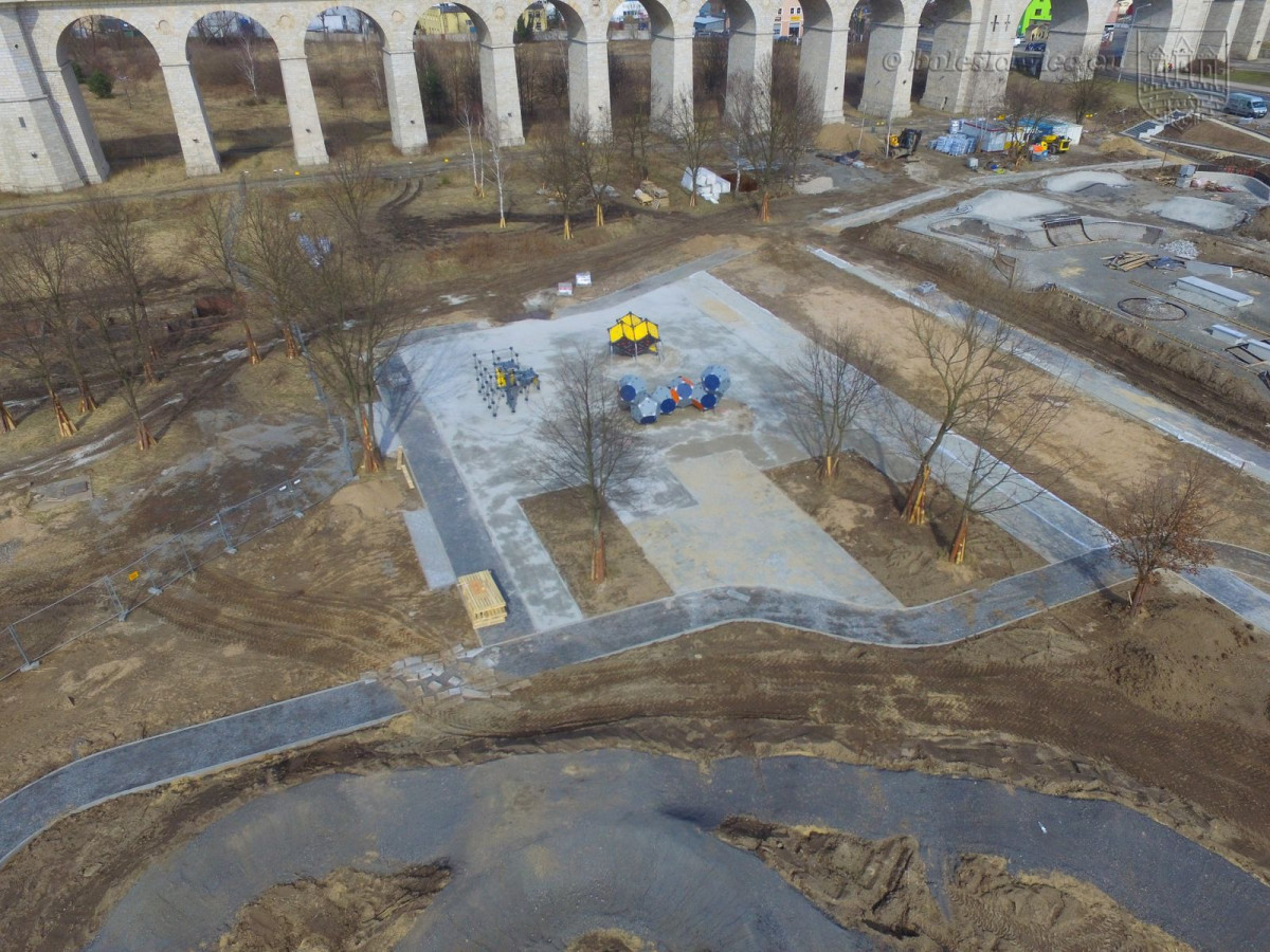 Zagospodarowują teren nad Bobrem. Trwają intensywne prace