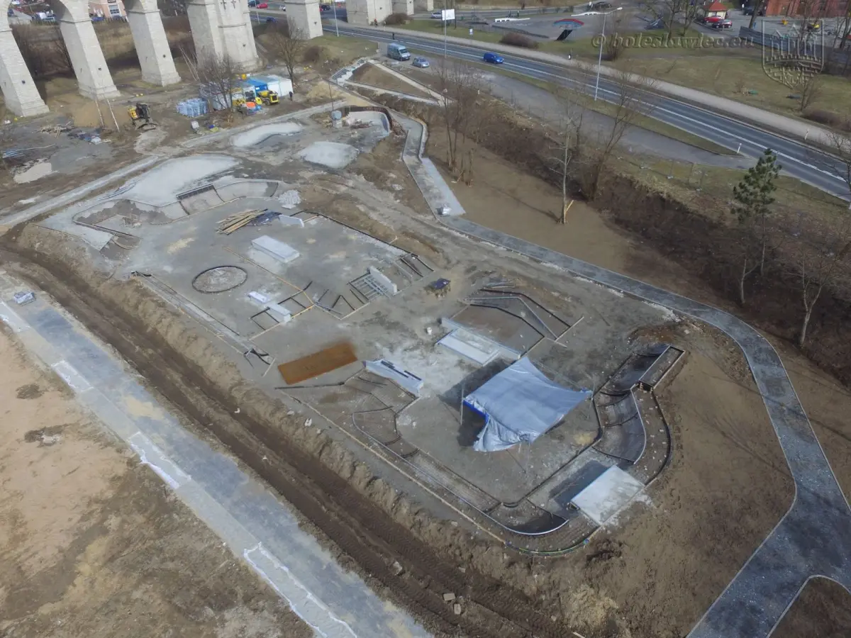 Zagospodarowują teren nad Bobrem. Trwają intensywne prace