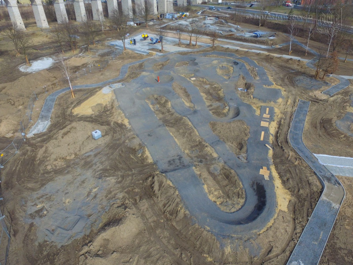 Zagospodarowują teren nad Bobrem. Trwają intensywne prace