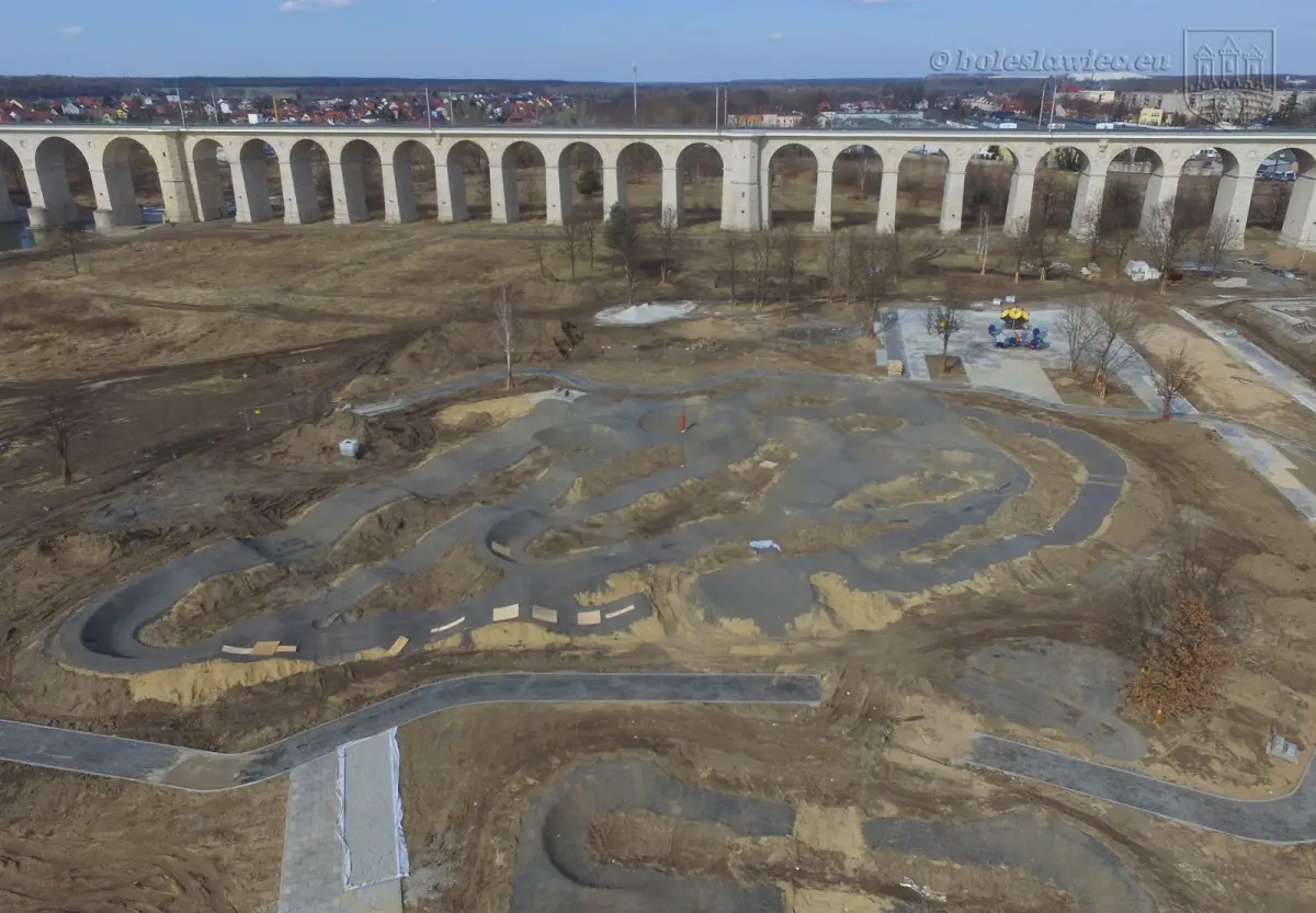 Zagospodarowują teren nad Bobrem. Trwają intensywne prace