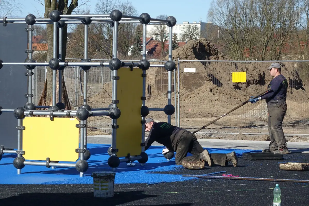 Zagospodarowują teren nad Bobrem. Trwają intensywne prace