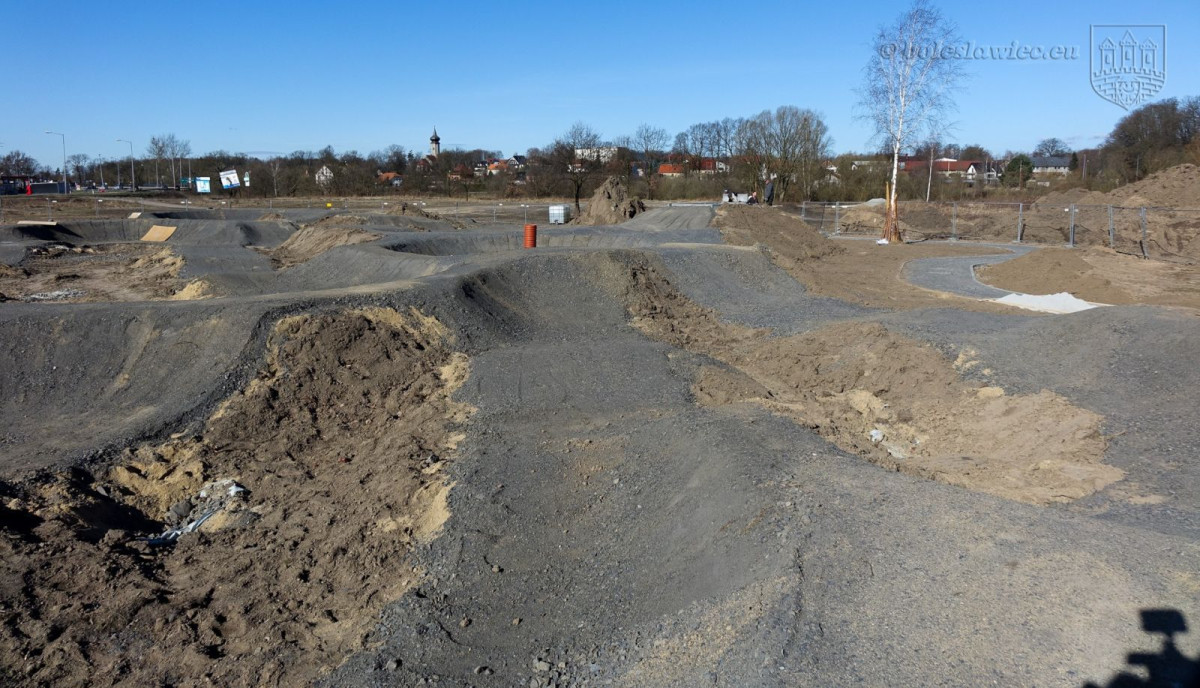 Zagospodarowują teren nad Bobrem. Trwają intensywne prace