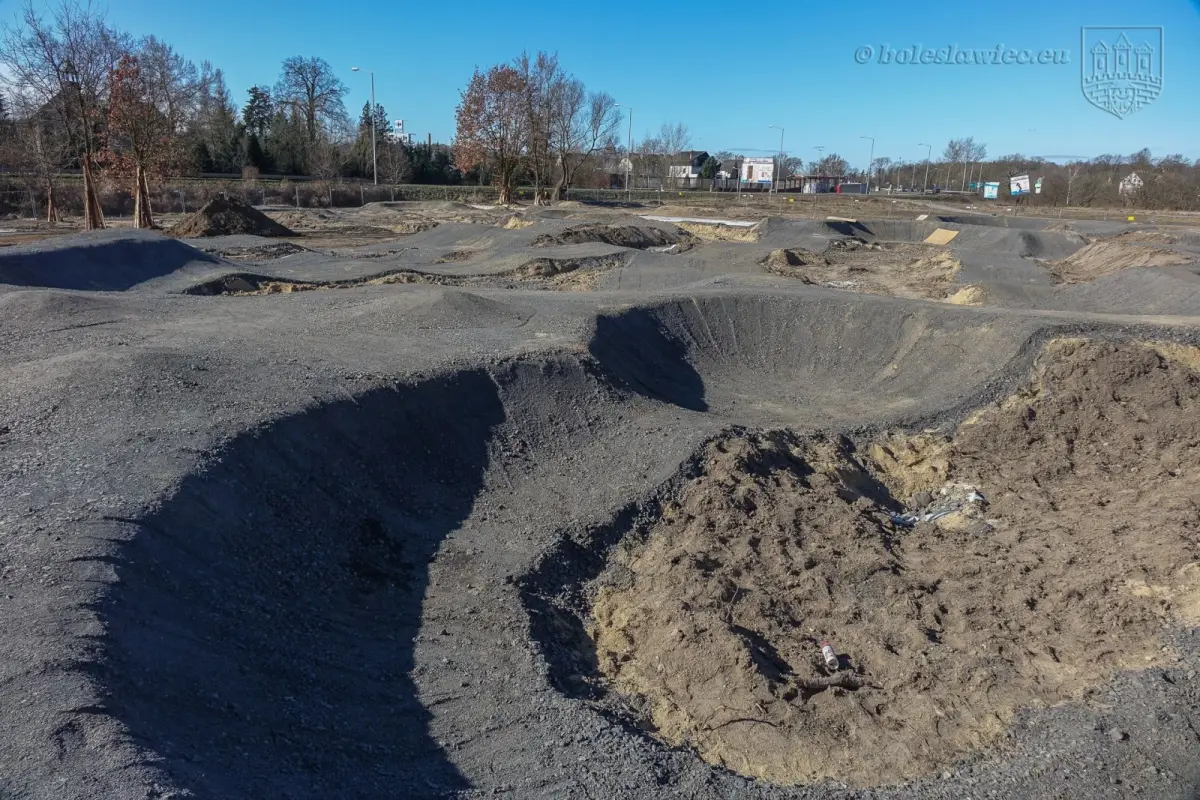 Zagospodarowują teren nad Bobrem. Trwają intensywne prace