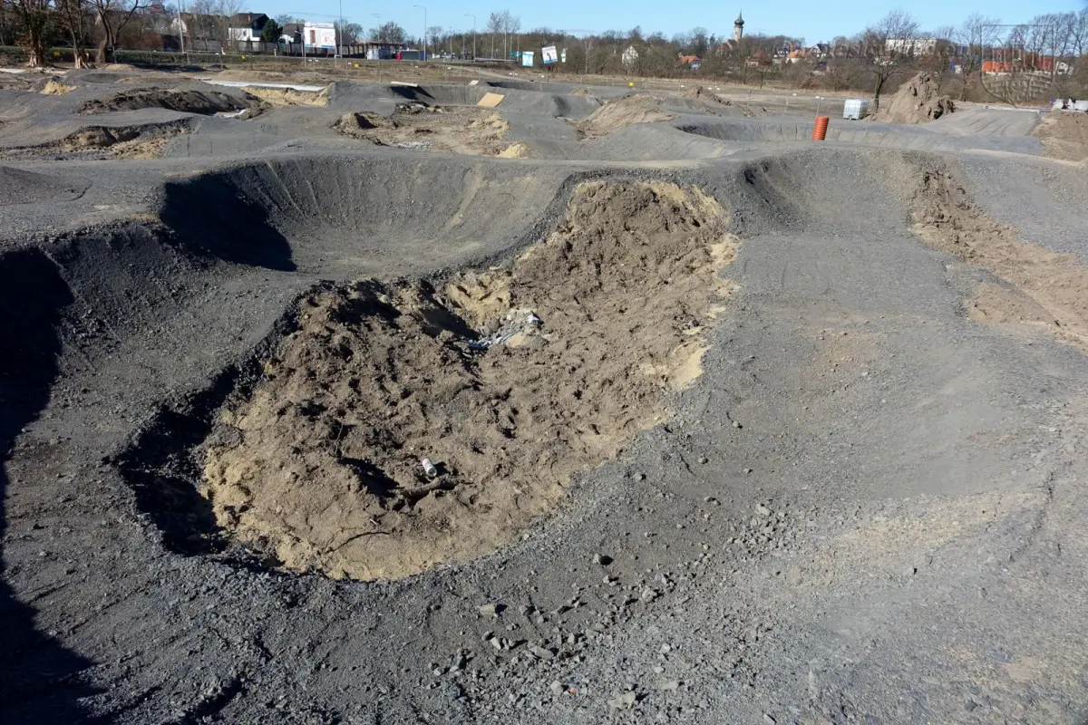 Zagospodarowują teren nad Bobrem. Trwają intensywne prace