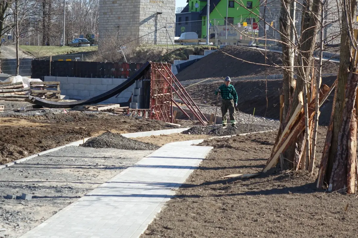 Zagospodarowują teren nad Bobrem. Trwają intensywne prace