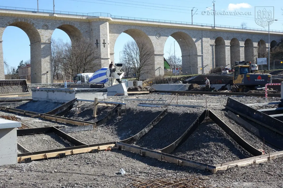 Zagospodarowują teren nad Bobrem. Trwają intensywne prace