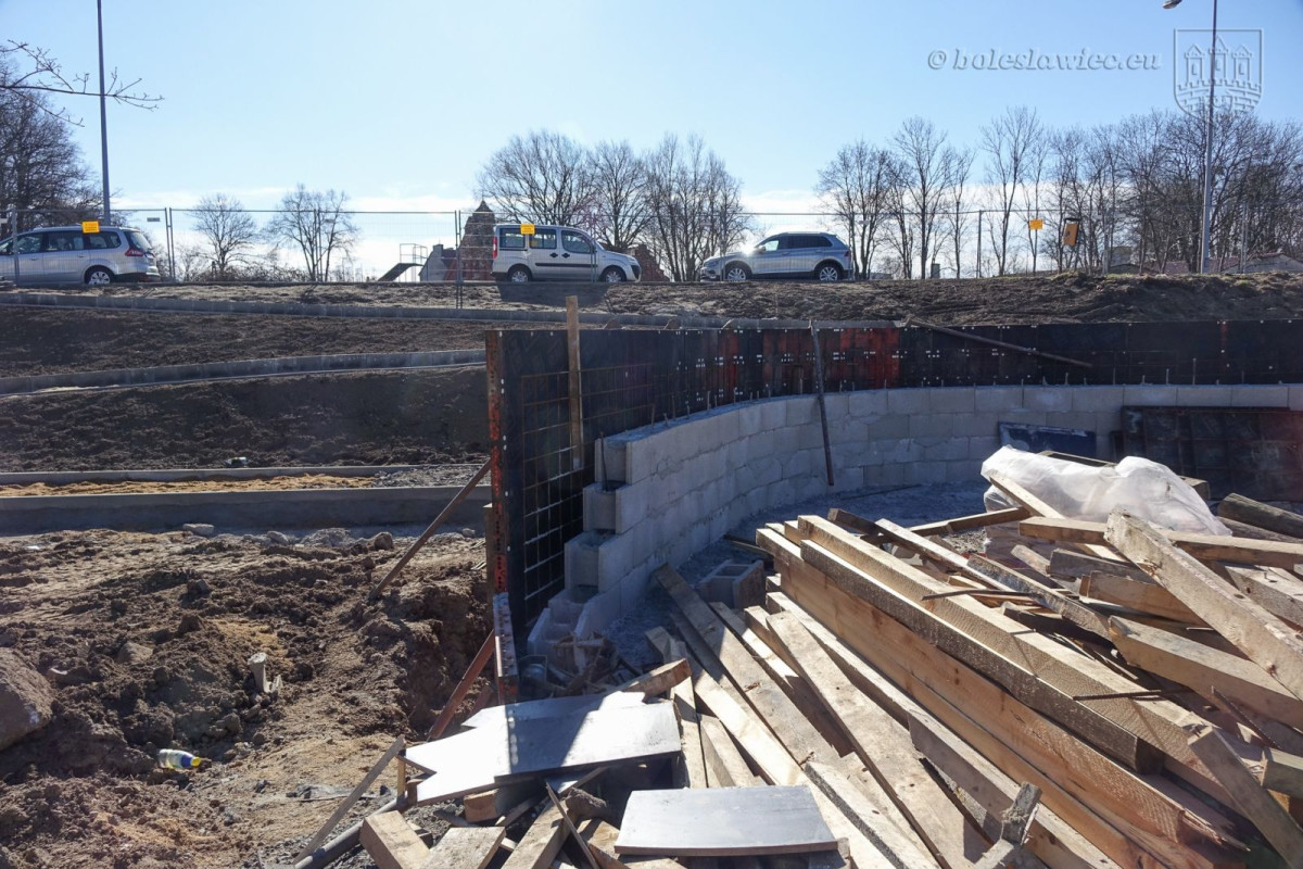 Zagospodarowują teren nad Bobrem. Trwają intensywne prace