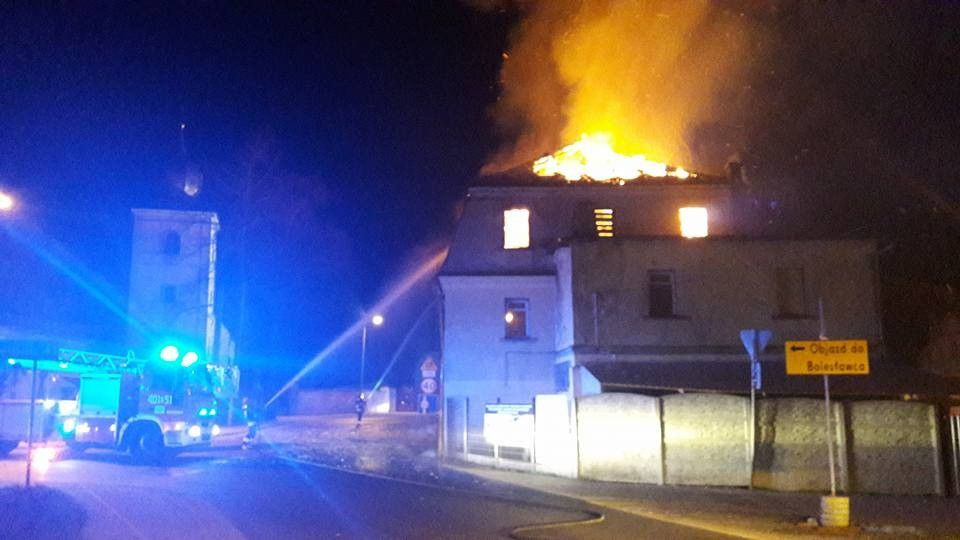 Spłonął budynek w centrum Warty Bolesławieckiej. Trudna akcja dla naszych strażaków