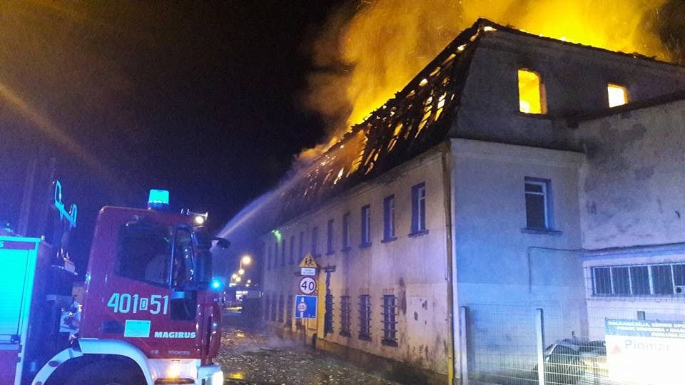 Spłonął budynek w centrum Warty Bolesławieckiej. Trudna akcja dla naszych strażaków