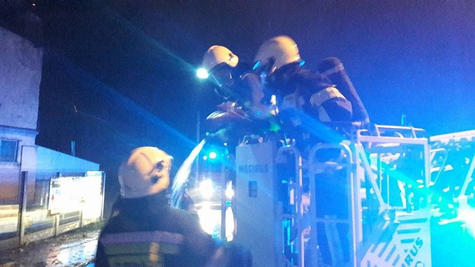 Spłonął budynek w centrum Warty Bolesławieckiej. Trudna akcja dla naszych strażaków