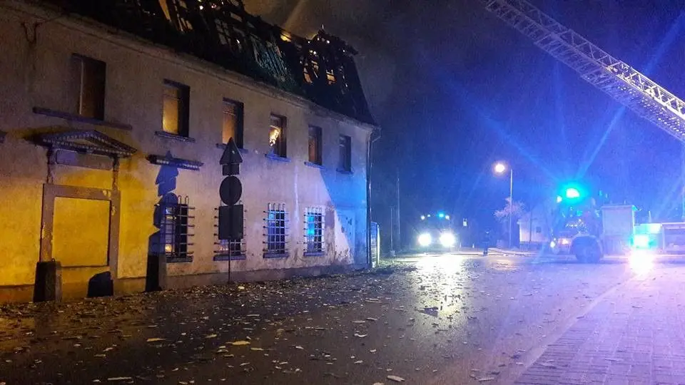 Spłonął budynek w centrum Warty Bolesławieckiej. Trudna akcja dla naszych strażaków