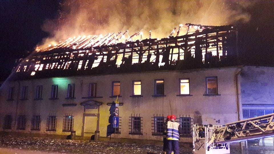 Spłonął budynek w centrum Warty Bolesławieckiej. Trudna akcja dla naszych strażaków