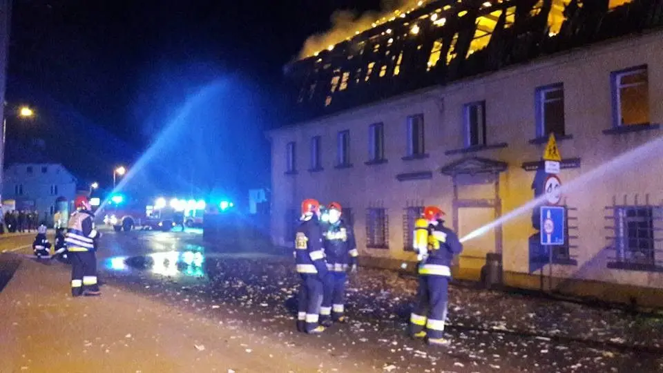 Spłonął budynek w centrum Warty Bolesławieckiej. Trudna akcja dla naszych strażaków