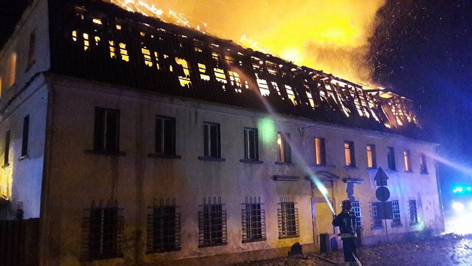 Spłonął budynek w centrum Warty Bolesławieckiej. Trudna akcja dla naszych strażaków