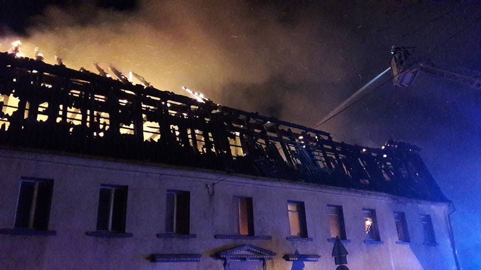 Spłonął budynek w centrum Warty Bolesławieckiej. Trudna akcja dla naszych strażaków