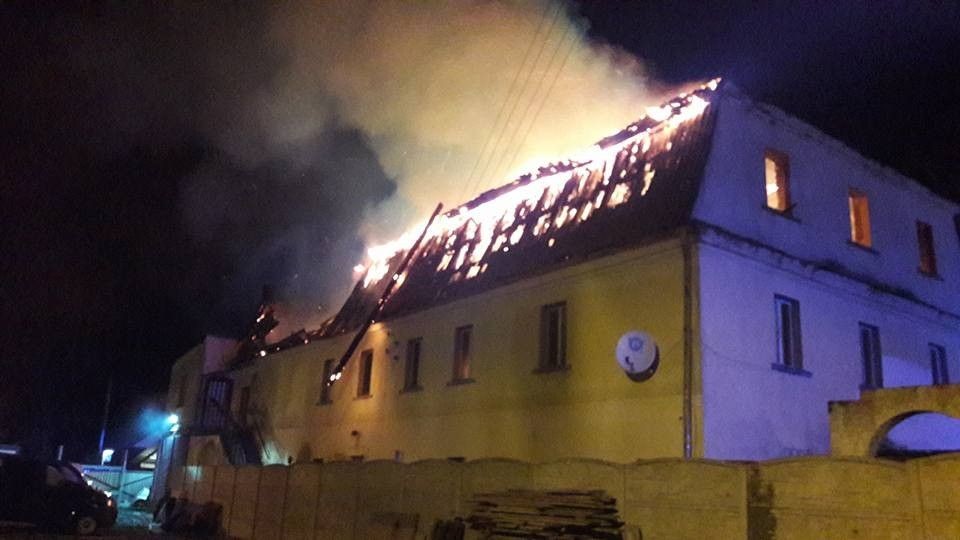Spłonął budynek w centrum Warty Bolesławieckiej. Trudna akcja dla naszych strażaków