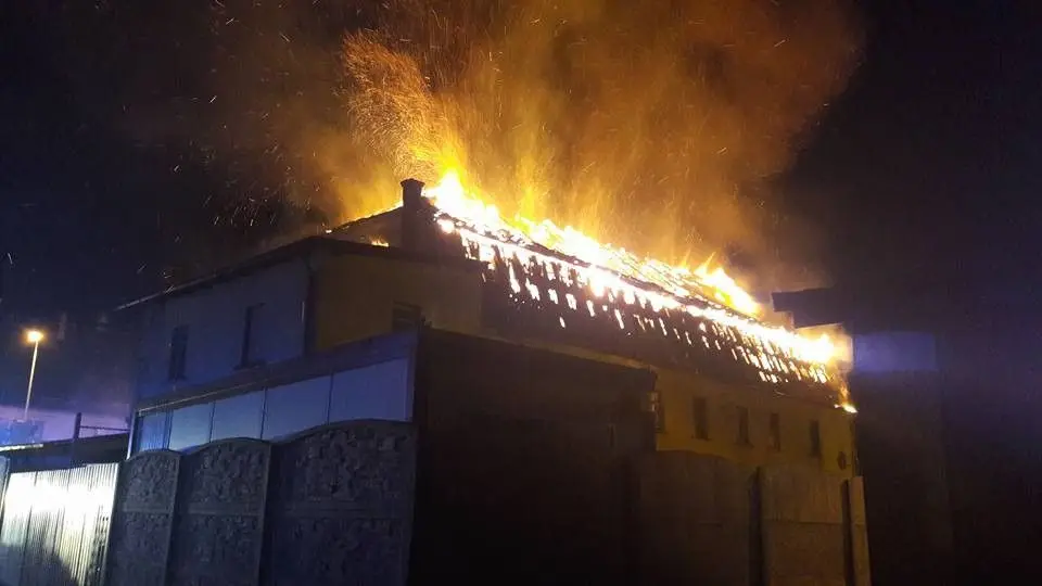 Spłonął budynek w centrum Warty Bolesławieckiej. Trudna akcja dla naszych strażaków