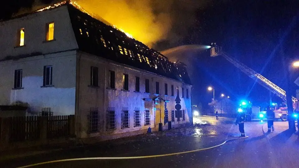 Spłonął budynek w centrum Warty Bolesławieckiej. Trudna akcja dla naszych strażaków