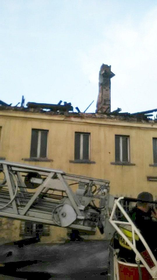 Spłonął budynek w centrum Warty Bolesławieckiej. Trudna akcja dla naszych strażaków