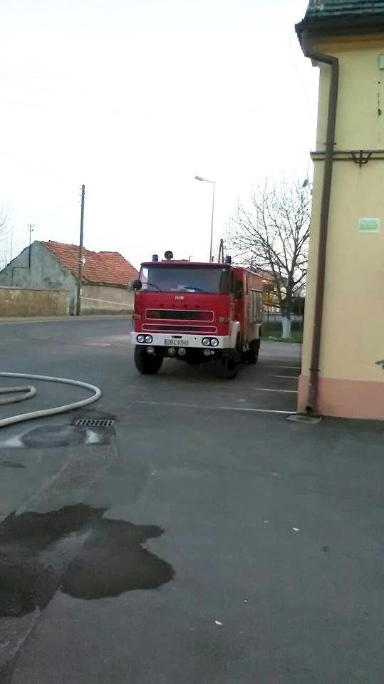 Spłonął budynek w centrum Warty Bolesławieckiej. Trudna akcja dla naszych strażaków