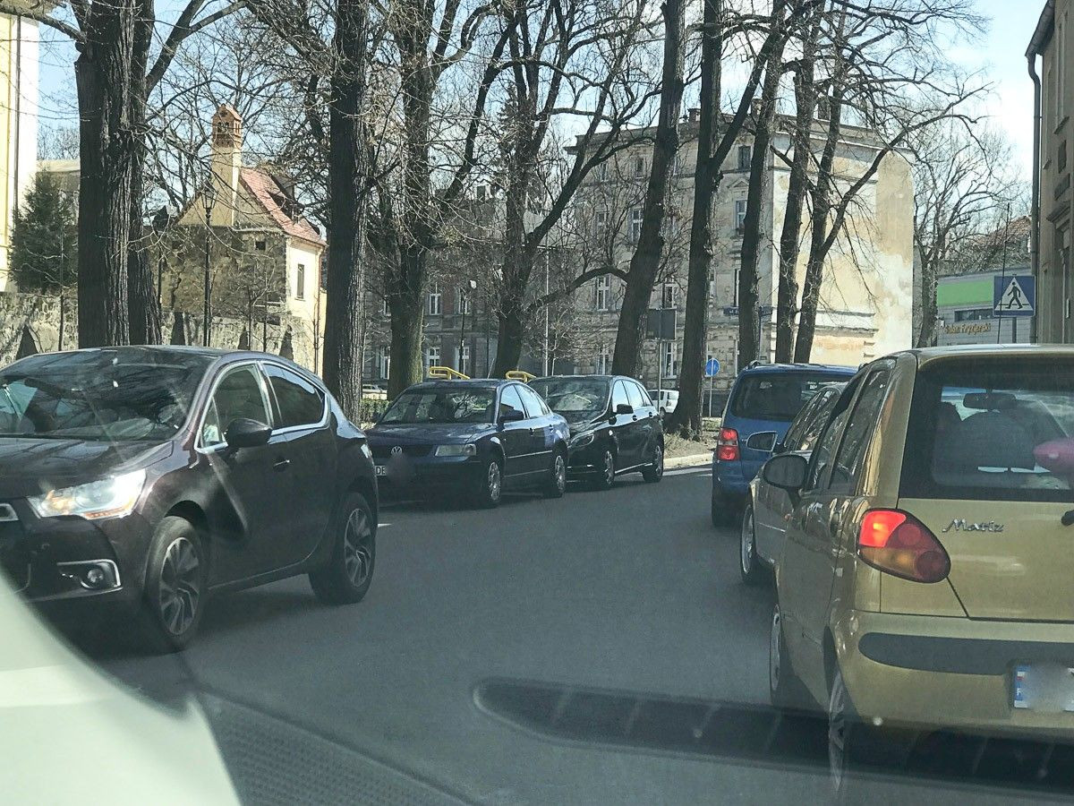 Czytelnik: „Parkowanie na Piaskowej to jakaś masakra!”