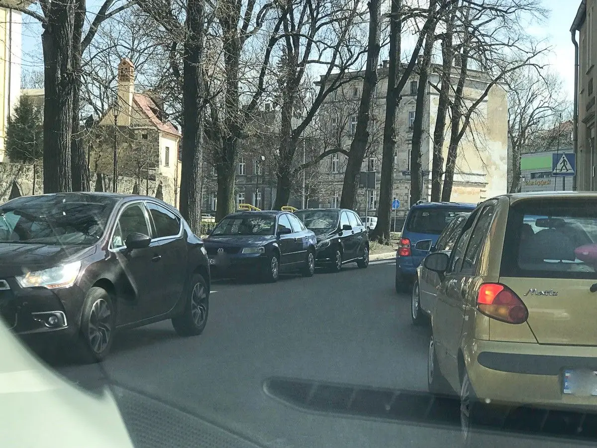 Czytelnik: „Parkowanie na Piaskowej to jakaś masakra!”