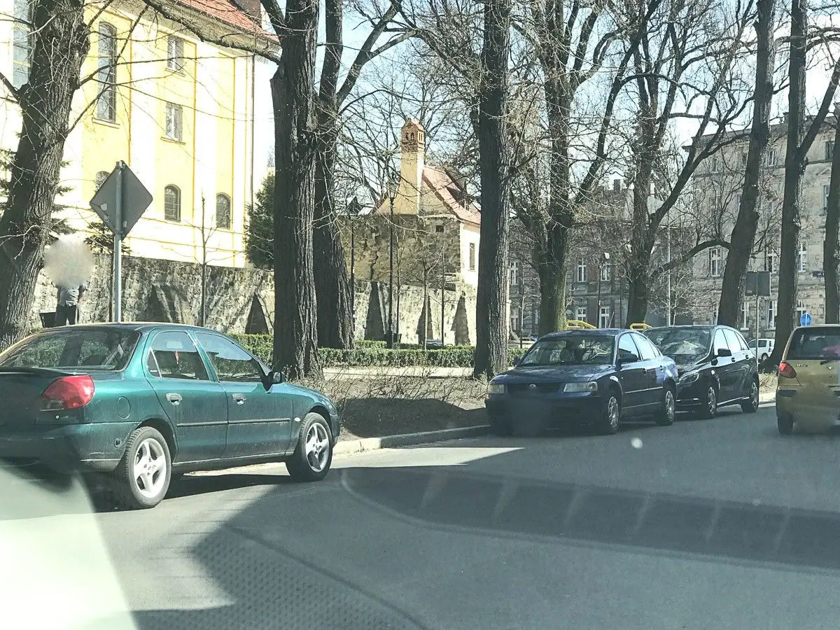 Czytelnik: „Parkowanie na Piaskowej to jakaś masakra!”