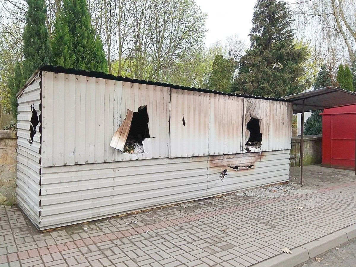 Podpalili kontener ze zniczami przy cmentarzu?