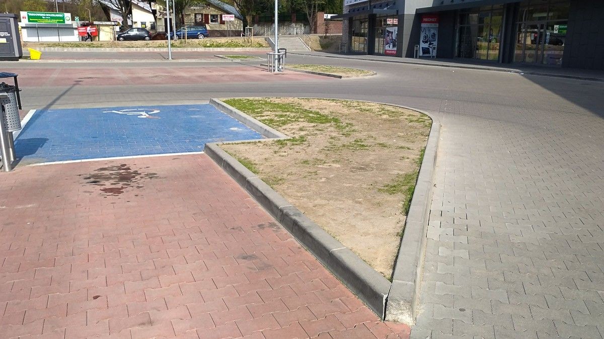 Niszczą nowe trawniki przy galerii na Wesołej, a jak ktoś zwróci uwagę, pokazują f*cka